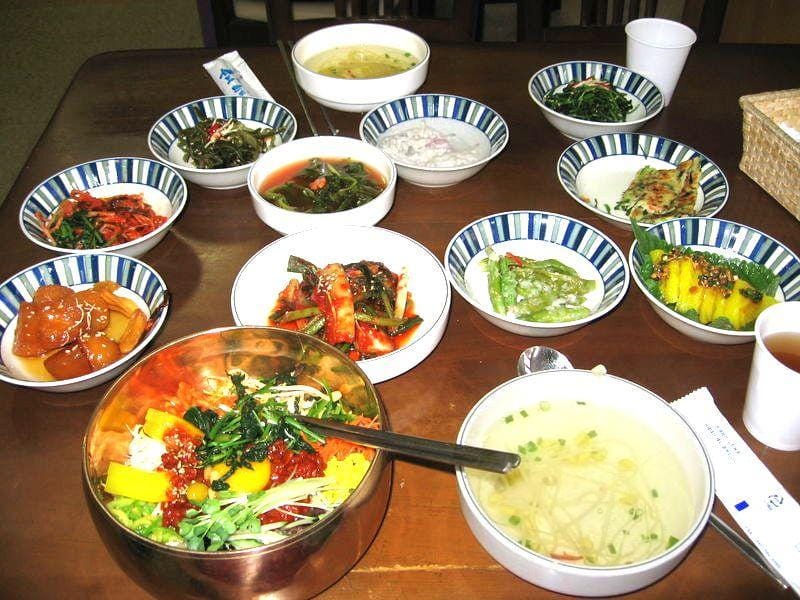 Bibimbap arranged to include the five obangsaek colors