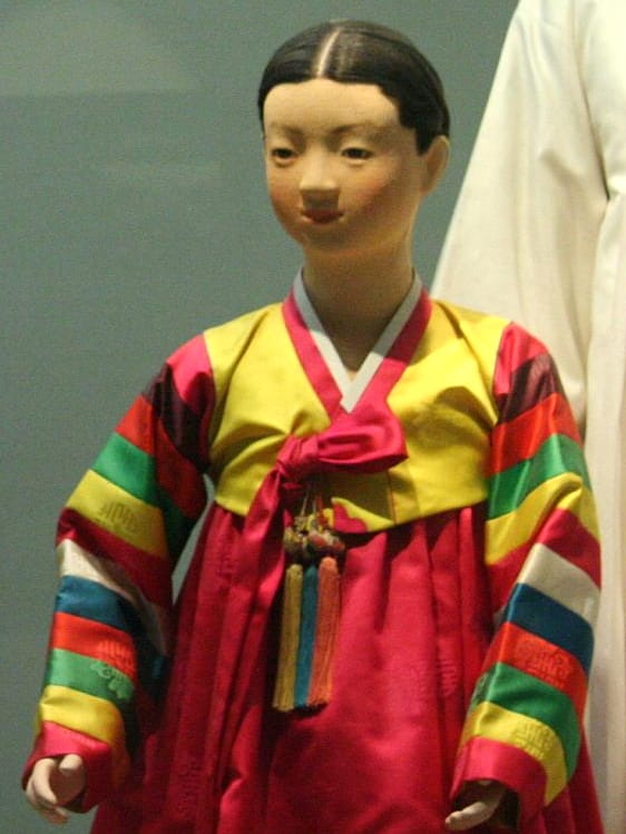 Saekdong, the five-color striped sleeves of festive hanbok